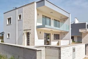 A Modern, 3-bedroom House in Vodice With a Swimming Pool and Wifi 800m, Водице