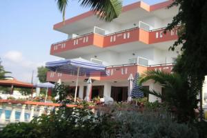 Knossos Apartments, Панормос