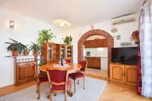 Amazing Home in Okrug Gornji With Wifi and 2 Bedrooms, Трогир