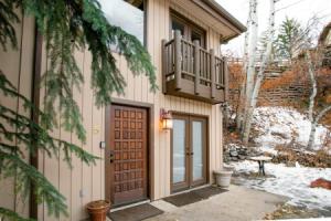 HOLT - Incredible Two-Story Condo On Ajax with Mountain Views, Аспен