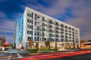 S2bb Bright 2-br Midtown Apartment With Pool and Gym, Атланта
