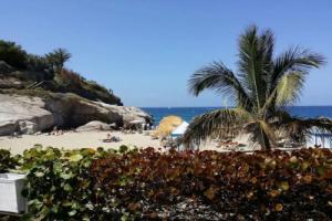 Playa del Duque in 1st sea line directly on the beach, heated pool, Wifi, balcony, Адехе