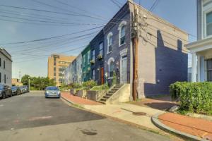 2 Mi to National Mall: Stunning Townhome w/ Patio!, Вашингтон