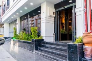 Grand Moon Hotel, Эсеньюрт