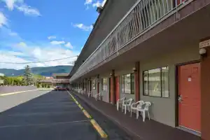 Canadas Best Value Inn & Suites Vernon, Вернон