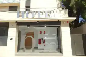 6 Bis Hotel, Кастеллдефелс