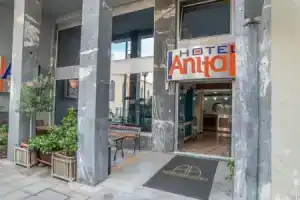Anita Hotel, Пирей