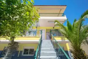 Celeste Maisonettes, Скала-Потамиас