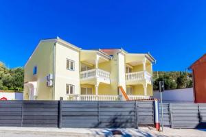 Amazing Home in Dramalj With 2 Bedrooms, Wifi and Outdoor Swimming Pool, Цриквеница