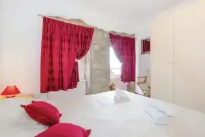 Amazing Home in Medveja with Hot Tub, WiFi & 4 Bedrooms, Мошеничка Драга