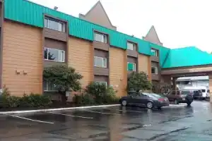 Super 8 by Wyndham SeaTac Airport, Ситак