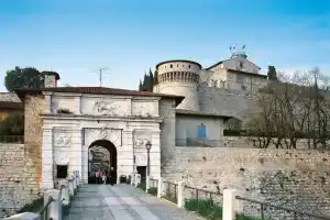 Residenza di Prestigio In Riva al Lago Marone LOFT, Мароне