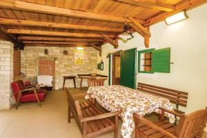 Stunning Home in Moscenicka Draga With 3 Bedrooms, Wifi and Outdoor Swimming Pool, Мошеничка Драга