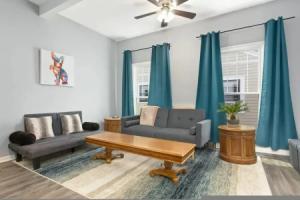 Recently Renovated Chic Durham Farmhouse, Дарем