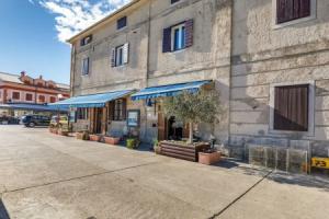 Apartment in Cres With Sea View and Old Town, Црес