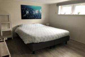 Slapen in eigentijds woonboot hotel, Лееуварден