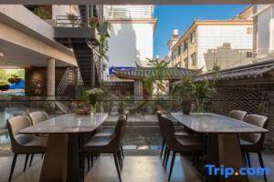 Wanning | Slow Time · Villa Snow Mountain View Resort Courtyard-Style Hotel (Lijiang Shuhe Old Town), Лицзян