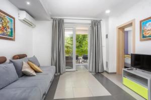 Beautiful Apartment in Njivice With Wifi and 1 Bedrooms, Нживице