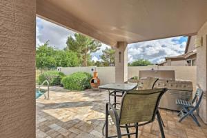 Pool & Golf Course Views: Family Home in Gilbert, Меса