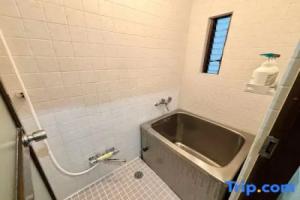 AiES Yotsugi, 8m walk from Station, 4people, free parking, direct access to the airport, Токио