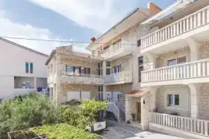 Amazing Home in Duce With Wifi and 2 Bedrooms, Омис