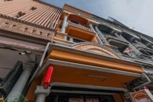 Around The World Bed and Breakfast, Бангкок