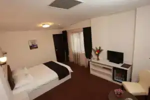 West Plaza Hotel, Бухарест