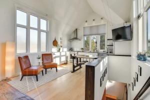 2-story Guesthouse w/ Private Deck in NE PDX, Портленд