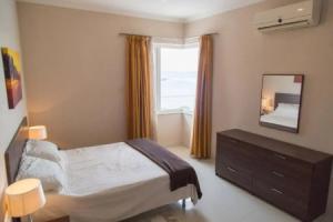 Seafront Apartment - Wifi - Sleeps 6 - Fl5, Марсаскала