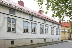 Idyllic central wooden house apartment, Пори