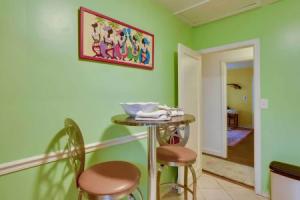 West Palm Beach Home w/ Fenced-in Yard & Deck!, Уэст-Палм-Бич