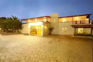 Maravel Land Beach Hotel, Аделианос-Кампос