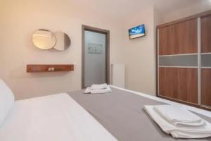 Kamis Suite, Неос Мармарас
