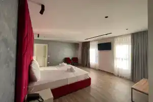 Leon Hotel, Шенгин