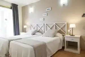 UHC Novelty Apartments, Салоу