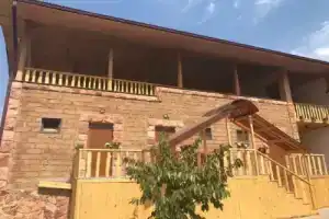 Nur Toon, Арени