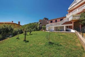 Amazing Home in Matulji With Wifi and 2 Bedrooms, Опатия