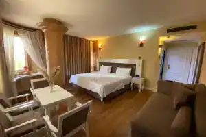The Red Bricks Hotel, Шкодер
