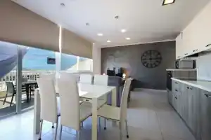 Serene 2BR Penthouse - Sea View Terrace, Сент-Полс-Бэй