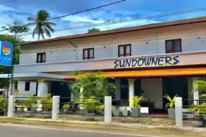 Отель «Sundowners Guesthouse», Хикадуа