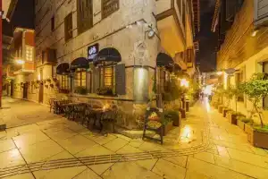 Lovely Studio Hotel Room Near Hadrian s Gate, Анталья