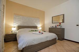 Borgo Degli Ulivi shared pool- 200m lake, Тосколано-Мадерно