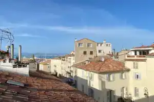 06M - Vieil Antibes beau duplex avec terrasse vue mer, Жуан-ле-Пен