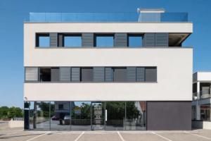 Penthouse Adela, Vir