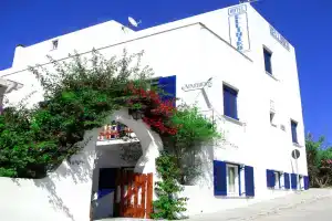 Helliniko Hotel, Парикия