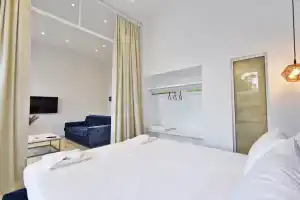 4 Elements Seaside Luxury Suites - Fire, Неа-Муданья