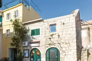 Amazing Home in Podgora With Wifi and 2 Bedrooms, Игране