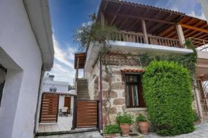 Stone House In Agia Paraskevi, Аделианос-Кампос