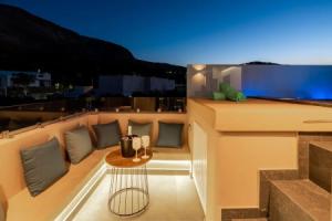 The Penthouse Santorini, Камари