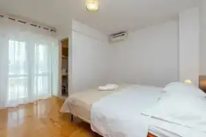 Apartments Ivanka, Омис